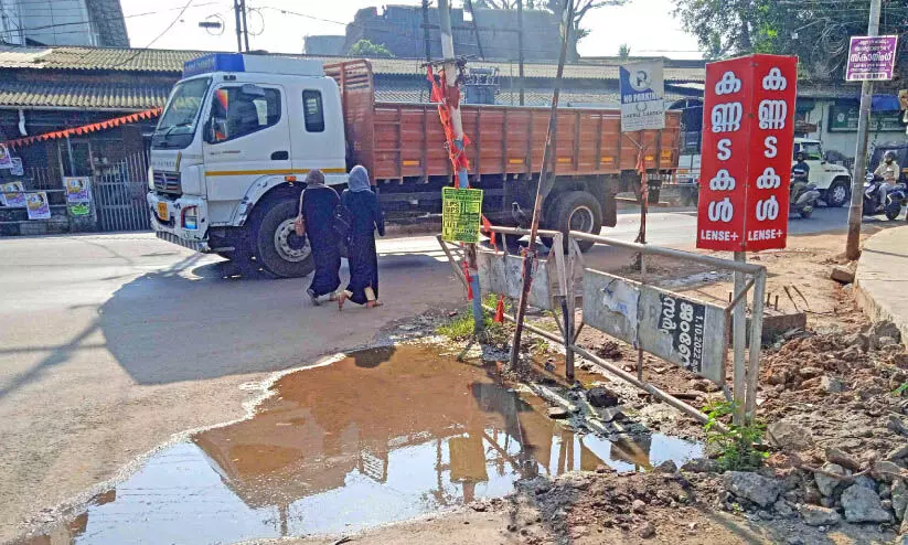 മലിനജലം റോഡരികിൽ; നാറ്റം അസഹനീയം മലിനജലം റോഡരികിൽ; നാറ്റം അസഹനീയം