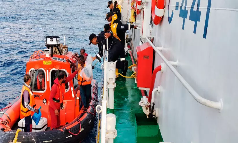 കടലിൽ കുടുങ്ങിയ 14 മത്സ്യത്തൊഴിലാളികളെ രക്ഷപ്പെടുത്തി കടലിൽ കുടുങ്ങിയ 14 മത്സ്യത്തൊഴിലാളികളെ രക്ഷപ്പെടുത്തി