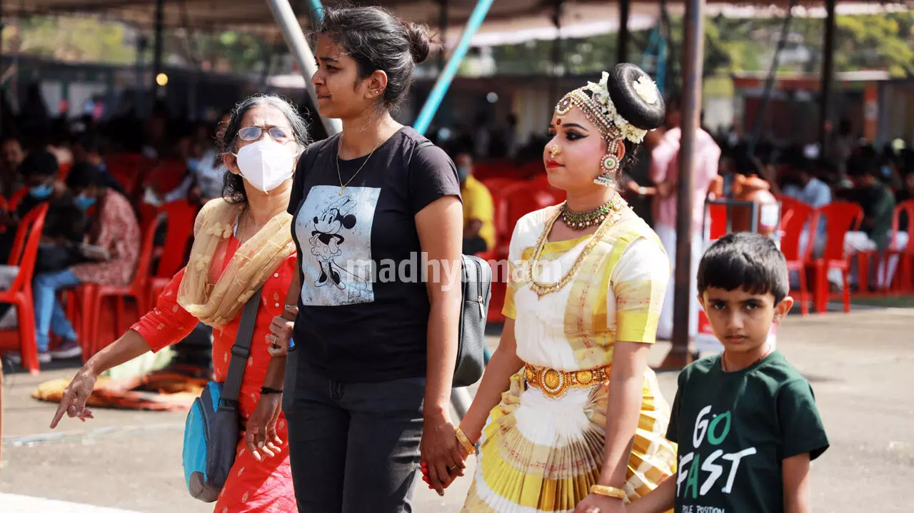 കലാവേദിയിൽ സകുടുംബം കലാവേദിയിൽ സകുടുംബം