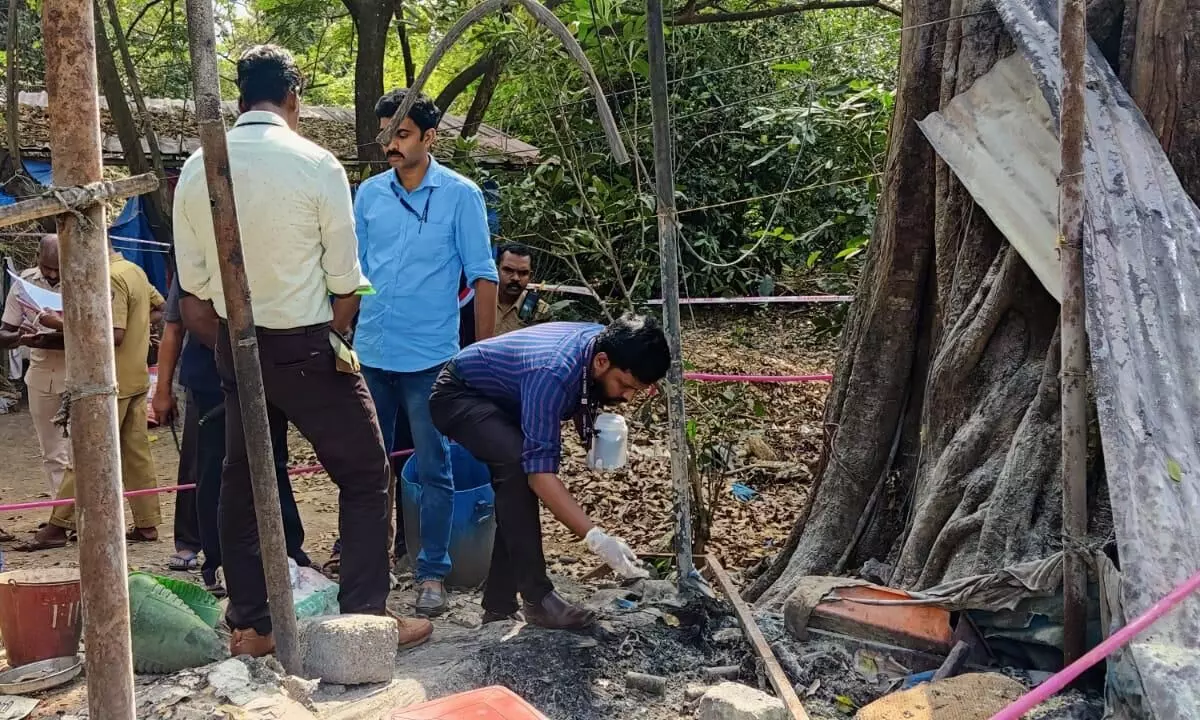 കതിന അപകടം: വെടിപ്പുരയിൽ ഫോറന്സിക്ക് സംഘത്തിന്റെ പരിശോധന കതിന അപകടം: വെടിപ്പുരയിൽ ഫോറന്സിക്ക് സംഘത്തിന്റെ പരിശോധന