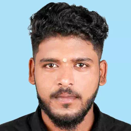 ടോ​റ​സ് ലോ​റി​യു​ടെ മു​ക​ളി​ലേ​ക്ക് ലോ​റി മ​റി​ഞ്ഞ് യു​വാ​വ് മ​രി​ച്ചു