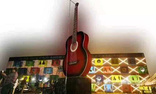 ബെരീ, കുത്തിരിക്കീ, കാണീ ബെരീ, കുത്തിരിക്കീ, കാണീ