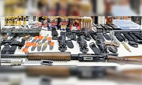 കുവൈത്തിൽ വാ​ഹ​ന​പ​രി​ശോ​ധ​ന​ക്കിടെ ആ​യു​ധ​ങ്ങ​ളും മ​ദ്യ​വും പി​ടി​കൂ​ടി