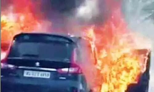 റോഡിൽ മെതിക്കാനിട്ട മുതിരയിൽനിന്ന് തീപടർന്നു, മലയാളി യുവാക്കളുടെ കാർ കത്തിയമർന്നു
