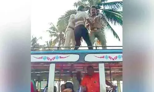 ബസിന് മുകളിൽ കയറി യുവാവ് പരിഭ്രാന്തി പരത്തി ബസിന് മുകളിൽ കയറി യുവാവ് പരിഭ്രാന്തി പരത്തി