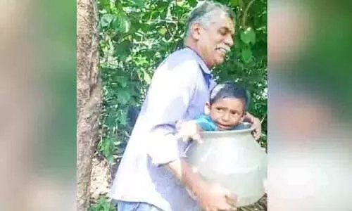 ക​ല​ത്തി​നു​ള്ളി​ൽ കു​ടു​ങ്ങി​യ മൂന്ന് വയസ്സുകാരനെ  അഗ്നിരക്ഷസേന പുറത്തെടുത്തു