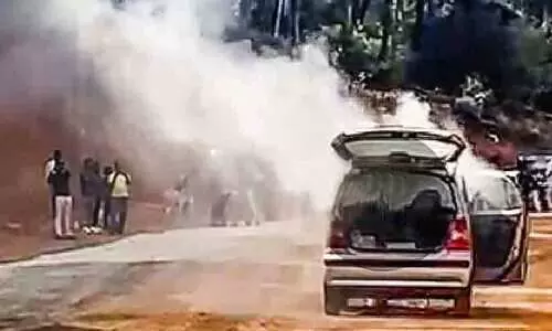 ഓടിക്കൊണ്ടിരുന്ന കാറിന് തീപിടിച്ചു