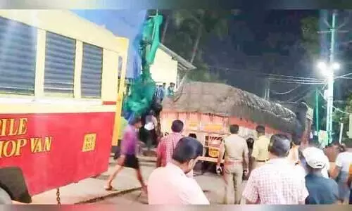 സന്നിധാനത്തേക്ക് ശർക്കരയുമായി എത്തിയ ലോറി വൈദ്യുതി പോസ്റ്റുകൾക്കിടയിൽ കുടുങ്ങി