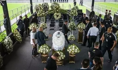 പന്തുതട്ടി തുടങ്ങിയ സാന്റോസ് മൈതാനത്ത് പെലെ; വിട നൽകാ​നെത്തി പതിനായിരങ്ങൾ