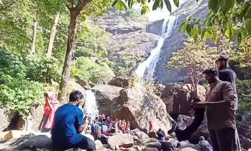 പാലരുവിയിൽ പ്രവേശന ഫീസ് വർധിപ്പിച്ചു പാലരുവിയിൽ പ്രവേശന ഫീസ് വർധിപ്പിച്ചു