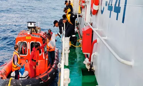 ക​ട​ലി​ൽ കു​ടു​ങ്ങി​യ 14 മത്സ്യത്തൊഴിലാളികളെ രക്ഷപ്പെടുത്തി