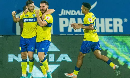 വലകുലുക്കി ജിയാനുവും ദിമിത്രിയോസും; ജാംഷഡ്പുരിനെതിരെ ബ്ലാസ്റ്റേഴ്സ് മുന്നിൽ (2-1) വലകുലുക്കി ജിയാനുവും ദിമിത്രിയോസും; ജാംഷഡ്പുരിനെതിരെ ബ്ലാസ്റ്റേഴ്സ് മുന്നിൽ (2-1)