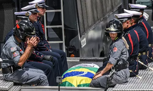 കാൽപന്തുരാജാവിന് വിടചൊല്ലി ലോകം; പെലെയുടെ മൃതദേഹം സംസ്കരിച്ചു