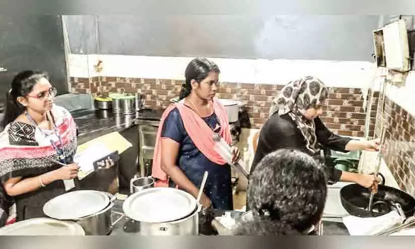 ഭക്ഷ്യസുരക്ഷ വിഭാഗം പരിശോധന; എട്ട് സ്ഥാപനങ്ങൾ പൂട്ടി ഭക്ഷ്യസുരക്ഷ വിഭാഗം പരിശോധന; എട്ട് സ്ഥാപനങ്ങൾ പൂട്ടി