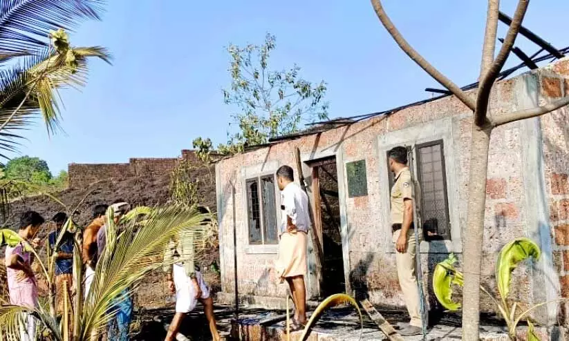 വേനൽചൂടിൽ പെരിയയിൽ വീട് കത്തിനശിച്ചു