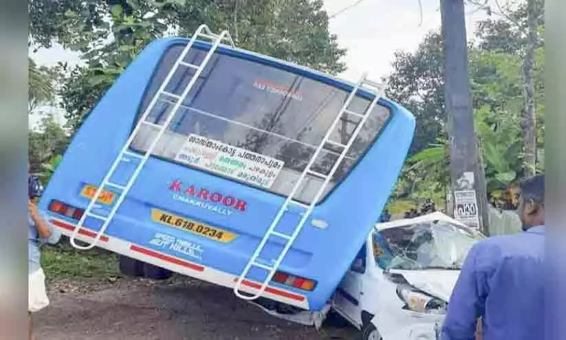 ഓട്ടത്തിനിടെ ഡ്രൈവർക്ക് ശാരീരികാസ്വാസ്ഥ്യം: ബസ് നിയന്ത്രണംവിട്ട് ചരിഞ്ഞു