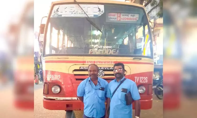 ബസിൽ കുഴഞ്ഞുവീണ യാത്രക്കാരിയെ   കെ.എസ്.ആർ.ടി.സി ജീവനക്കാർ ആശുപത്രിയിലെത്തിച്ചു