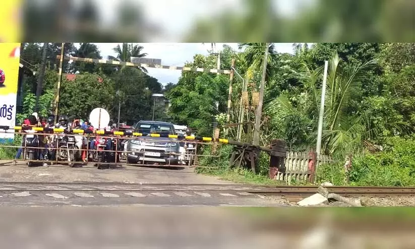 റെ​യി​ൽ​വേ ഗേ​റ്റു​ക​ൾ​ക്ക് മു​ന്നി​ൽ കു​രു​ങ്ങി മൈ​നാ​ഗ​പ്പ​ള്ളി​ക്കാ​രു​ടെ ജീ​വി​തം