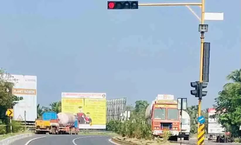 വടക്കഞ്ചേരി-വാളയാർ ദേശീയപാത: ഗതാഗത നിയമലംഘനം പെരുകുന്നു വടക്കഞ്ചേരി-വാളയാർ ദേശീയപാത: ഗതാഗത നിയമലംഘനം പെരുകുന്നു