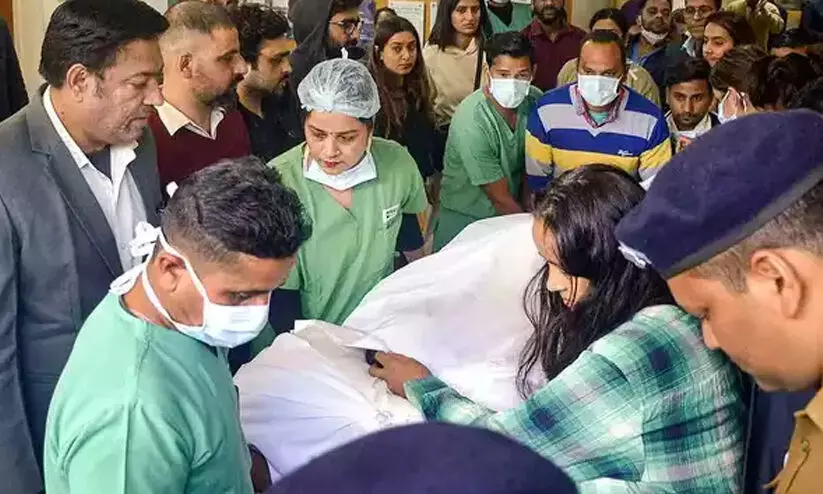 ഋഷഭ് പന്തിനെ മുംബൈയിലേക്ക് മാറ്റുന്നു; ലിഗ് മെന്റ് സർജറിക്ക് വിധേയനാക്കും ഋഷഭ് പന്തിനെ മുംബൈയിലേക്ക് മാറ്റുന്നു; ലിഗ് മെന്റ് സർജറിക്ക് വിധേയനാക്കും