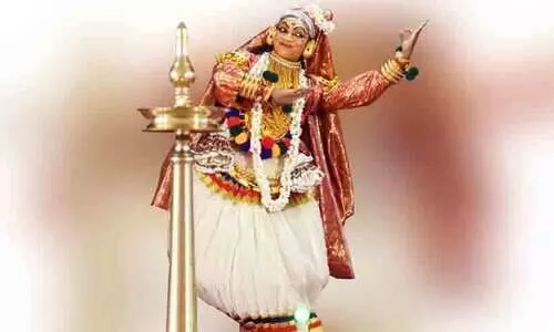 കലയോളം കടലോളം...