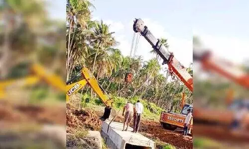 വെ​ള്ള​ക്കെ​ട്ട് ഒ​ഴി​വാ​ക്കാ​ൻ ക​ലു​ങ്കു​ക​ൾ നി​ർ​മി​ക്ക​ണം; പ​ഞ്ചാ​യ​ത്ത് അം​ഗ​ത്തി​ന്റെ പ​രാ​തി​യി​ൽ ഇ​ട​പെ​ടാ​നാ​കി​ല്ലെ​ന്ന് മ​ന്ത്രി​യു​ടെ ഓ​ഫി​സ്