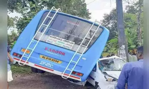 ഓട്ടത്തിനിടെ ഡ്രൈവർക്ക് ശാരീരികാസ്വാസ്ഥ്യം: ബസ് നിയന്ത്രണംവിട്ട് ചരിഞ്ഞു