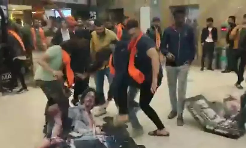 മാളിൽ അതിക്രമിച്ച് കയറി ‘പത്താൻ’ പോസ്റ്ററുകളും കട്ടൗട്ടുകളും നശിപ്പിച്ച് ബജ്റംഗ് ദൾ മാളിൽ അതിക്രമിച്ച് കയറി ‘പത്താൻ’ പോസ്റ്ററുകളും കട്ടൗട്ടുകളും നശിപ്പിച്ച് ബജ്റംഗ് ദൾ