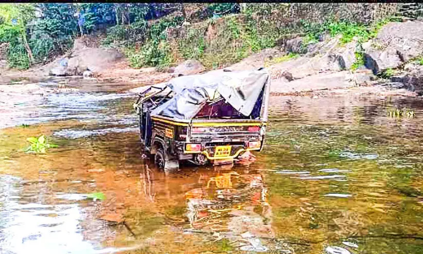 ഓട്ടോ തോട്ടിലേക്ക് മറിഞ്ഞ് ആറുപേർക്ക് പരിക്ക്