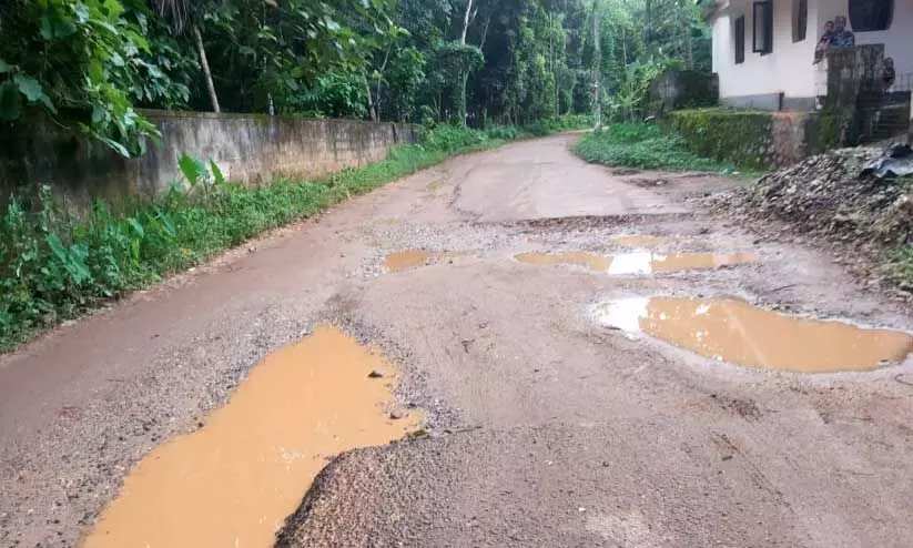 യാത്രക്കാരുടെ നടുവൊടിച്ച് കിണറ്റിൻകര-ശാസ്ത്രി ജങ്ഷൻ റോഡ് യാത്രക്കാരുടെ നടുവൊടിച്ച് കിണറ്റിൻകര-ശാസ്ത്രി ജങ്ഷൻ റോഡ്