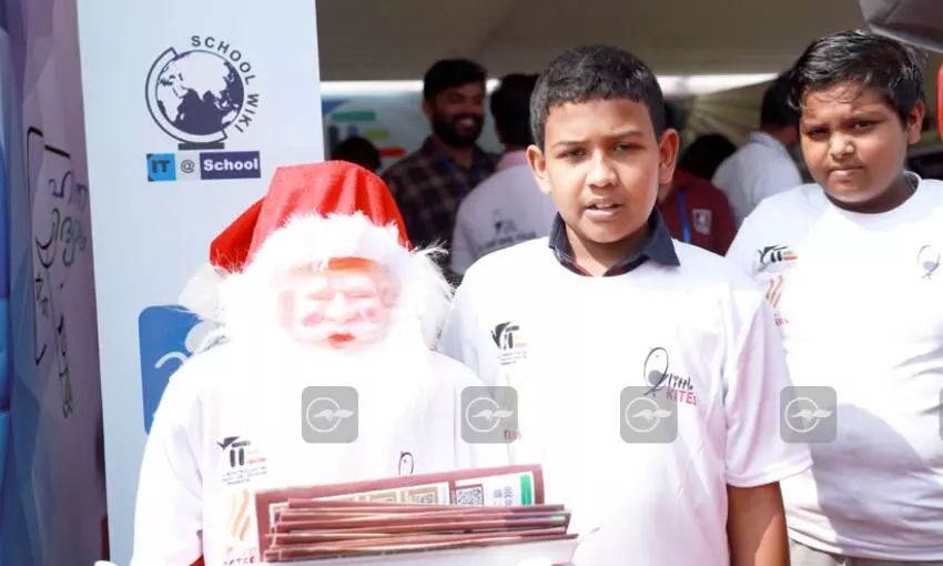 Little Kites, baby robot Little Kites, baby robot