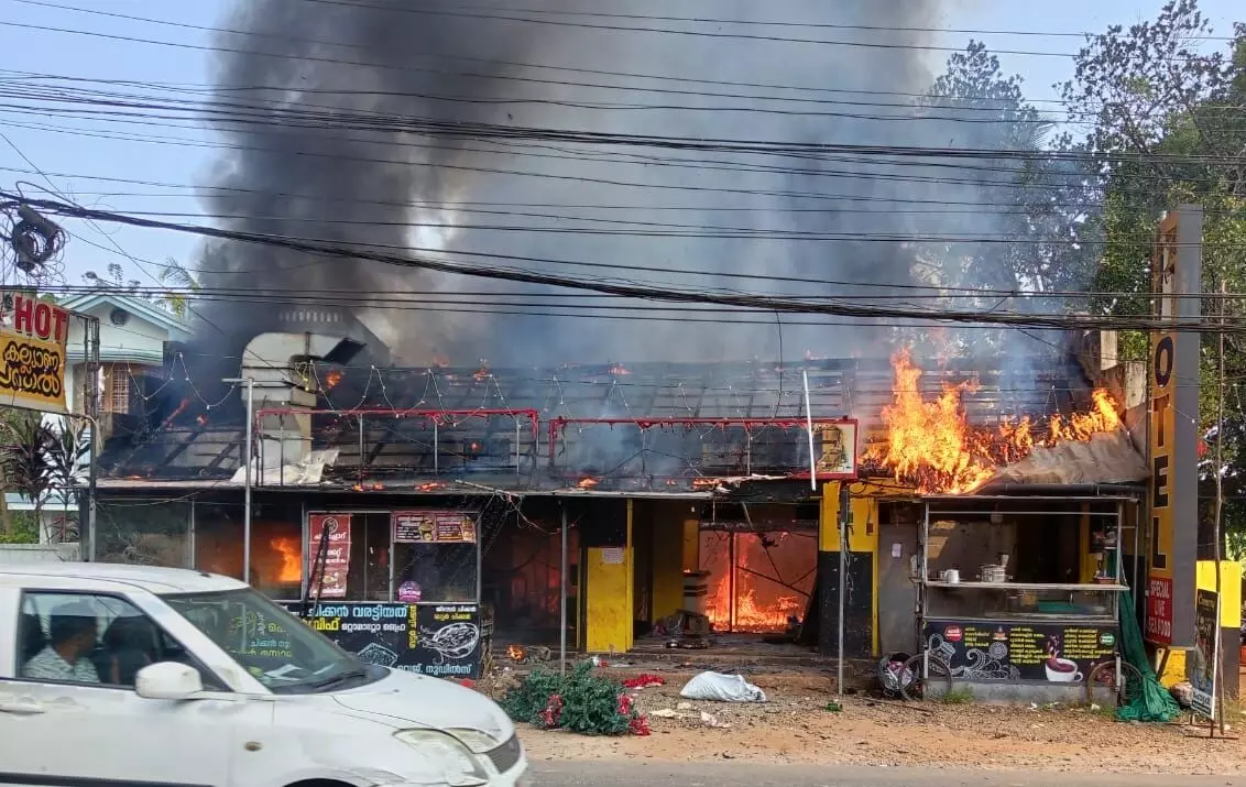 ആലുവയിൽ ഹോട്ടൽ കത്തി നശിച്ചു