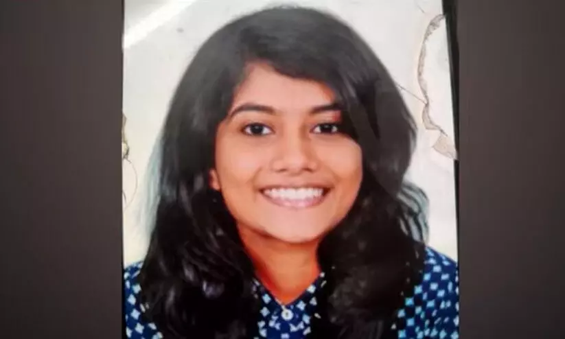 വായിൽ പ്ലാസ്റ്ററും മൂക്കിൽ ക്ലിപ്പുമായി യുവതിയുടെ മൃതദേഹം വീട്ടിലെ മുറിയിൽ വായിൽ പ്ലാസ്റ്ററും മൂക്കിൽ ക്ലിപ്പുമായി യുവതിയുടെ മൃതദേഹം വീട്ടിലെ മുറിയിൽ