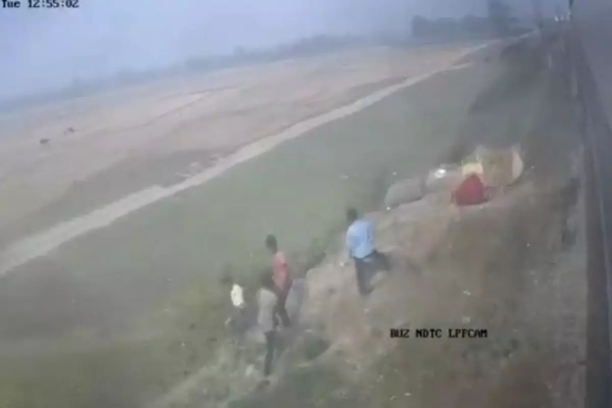 പശ്ചിമബംഗാളിൽ വന്ദേഭാരത് എക്സ്പ്രസിന് നേരെ കല്ലെറിഞ്ഞത് നാല് പേർ; ദൃശ്യങ്ങൾ പുറത്ത് പശ്ചിമബംഗാളിൽ വന്ദേഭാരത് എക്സ്പ്രസിന് നേരെ കല്ലെറിഞ്ഞത് നാല് പേർ; ദൃശ്യങ്ങൾ പുറത്ത്