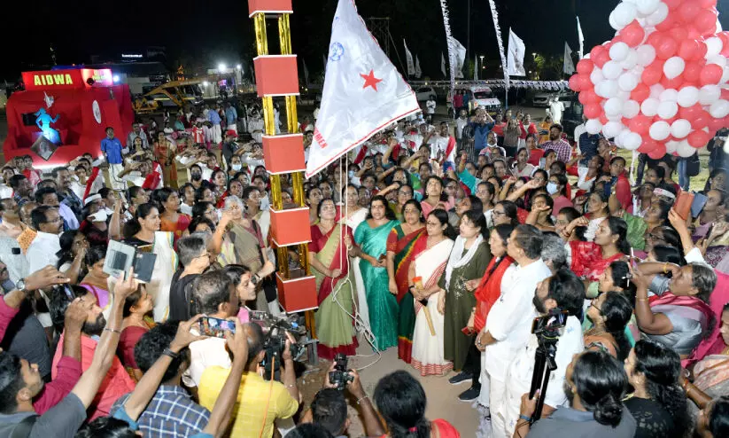 ജനാധിപത്യ മഹിള അസോസിയേഷൻ ദേശീയ സമ്മേളനത്തിന് കൊടിയുയർന്നു ജനാധിപത്യ മഹിള അസോസിയേഷൻ ദേശീയ സമ്മേളനത്തിന് കൊടിയുയർന്നു