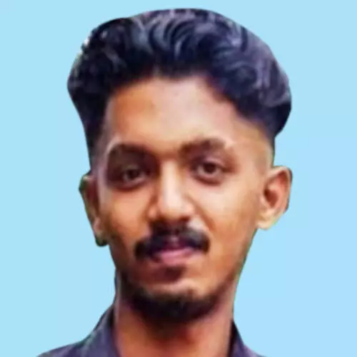 സ്കൂ​ൾ ബ​സും സ്കൂ​ട്ട​റും കൂ​ട്ടി​യി​ടി​ച്ച് യു​വാ​വ് മ​രി​ച്ചു