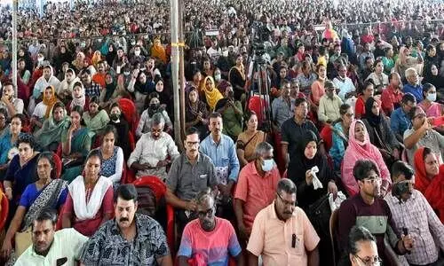 ലങ്കിമറിഞ്ഞ് മൊഞ്ചത്തികൾ