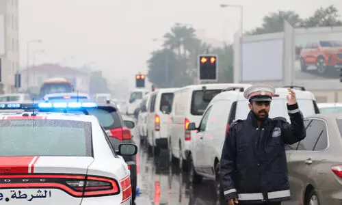 മ​ഴ തു​ട​രു​ന്നു; ചി​ല​യി​ട​ങ്ങ​ളി​ൽ വെ​ള്ള​ക്കെ​ട്ട്