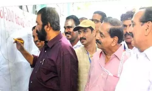 കലോത്സവ നഗരിയിൽ ലഹരിക്കെതിരെ കൈയൊപ്പ് കലോത്സവ നഗരിയിൽ ലഹരിക്കെതിരെ കൈയൊപ്പ്