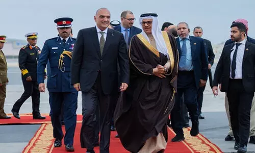 ജോ​ർ​ഡ​ൻ പ്ര​ധാ​ന​മ​ന്ത്രി​യും സം​ഘ​വും ബ​ഹ്​​റൈ​നി​ലെ​ത്തി