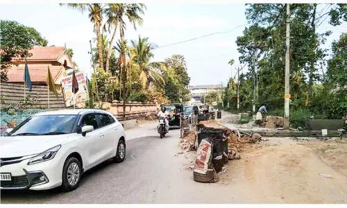 കായംകുളം - പത്തനാപുരം പാത; നിർമാണം തോന്നുംപടി; അപകടം പതിവ് കായംകുളം - പത്തനാപുരം പാത; നിർമാണം തോന്നുംപടി; അപകടം പതിവ്