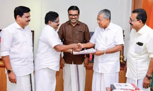 ‘മ​ന​സ്സോ​ടി​ത്തി​രി മ​ണ്ണി’​ലേ​ക്ക് മ​നം​നി​റ​ഞ്ഞ്; 57 സെ​ന്‍റ് ഭൂ​മി ന​ൽ​കി മൊ​യ്തു മാനുക്കാസ്