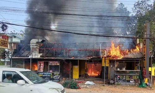 ആലുവയിൽ ഹോട്ടൽ കത്തി നശിച്ചു
