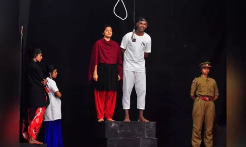 അരങ്ങ് കാഴ്ചകൾ മാറുന്നു; പതുക്കെ, പതുക്കെ...