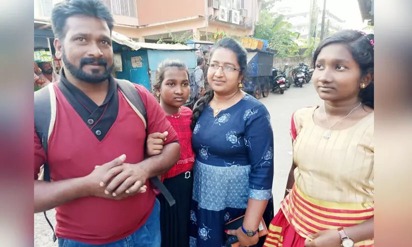 കഥ സൊല്ലട്ടുമാ..? (ഇടുക്കിയിലെ മിടുമിടുക്കിയുടെ) കഥ സൊല്ലട്ടുമാ..? (ഇടുക്കിയിലെ മിടുമിടുക്കിയുടെ)