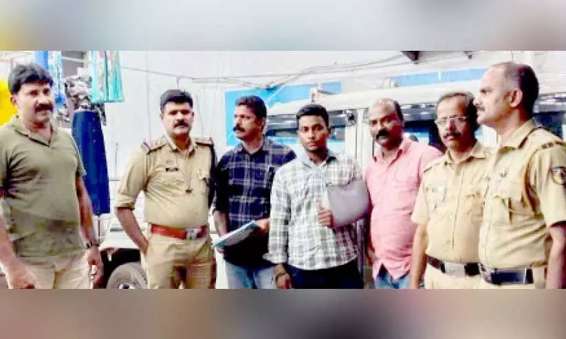 വ്യാപാരിയുടെ കൊലപാതകം; ബൈക്കും സ്വർണ്ണാഭരണവും കണ്ടെടുത്തു വ്യാപാരിയുടെ കൊലപാതകം; ബൈക്കും സ്വർണ്ണാഭരണവും കണ്ടെടുത്തു