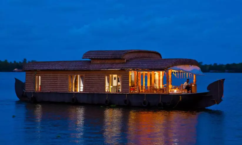 രേഖകളില്ലാതെ യാത്ര; രണ്ട് ഹൗസ്ബോട്ട് പിടികൂടി രേഖകളില്ലാതെ യാത്ര; രണ്ട് ഹൗസ്ബോട്ട് പിടികൂടി