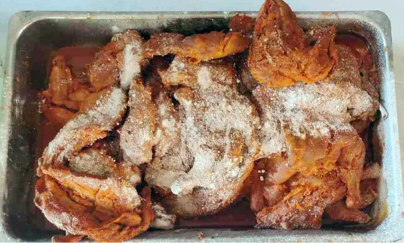 തളിപ്പറമ്പിൽ ഹോട്ടലിൽ റെയ്ഡ്; പഴകിയ ഇറച്ചി പിടികൂടി തളിപ്പറമ്പിൽ ഹോട്ടലിൽ റെയ്ഡ്; പഴകിയ ഇറച്ചി പിടികൂടി