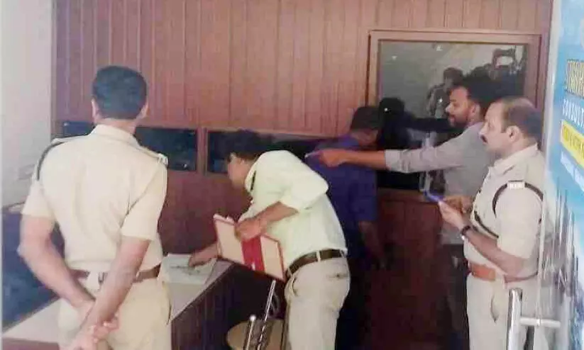 വിസ തട്ടിപ്പ്: ട്രാവൽ ഏജൻസിയിൽ പൊലീസ് റെയ്ഡ്