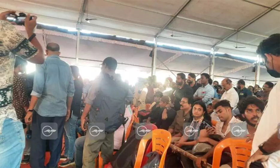 ‘ബൗണ്ടറി’ എന്ന നാടകം അവതരിപ്പിക്കുന്നതിന് മുന്നോടിയായി മാധ്യമപ്രവർത്തകരെ നീക്കാൻ ശ്രമം; വേദിയിൽ സംഘർഷം ‘ബൗണ്ടറി’ എന്ന നാടകം അവതരിപ്പിക്കുന്നതിന് മുന്നോടിയായി മാധ്യമപ്രവർത്തകരെ നീക്കാൻ ശ്രമം; വേദിയിൽ സംഘർഷം